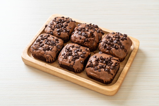 brownies de chocolate amargo con chispas de chocolate encima