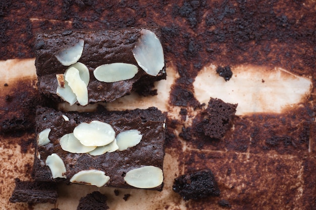 Foto brownies de chocolate amargo con cobertura de almendras