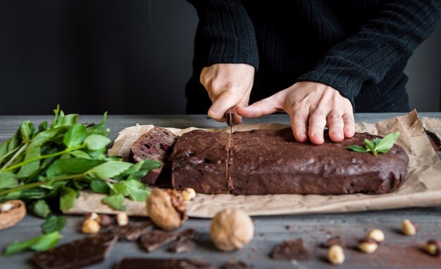 Brownies de chocolate caseros en superficie oscura.