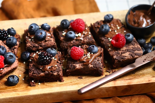 Brownies de chocolate con crema de avellanas y frutos rojos