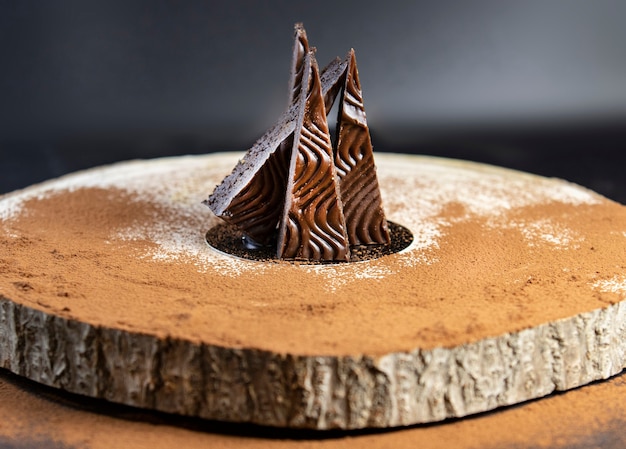 Brownies de chocolate en la fotografía de madera