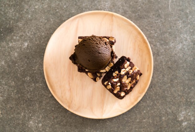 Brownies de chocolate con helado de chocolate