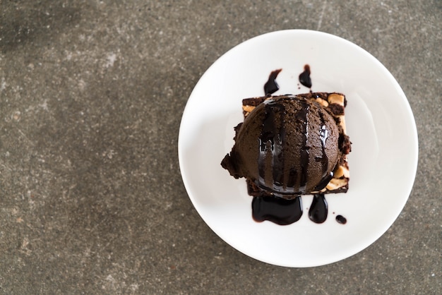 Brownies de chocolate con helado de chocolate