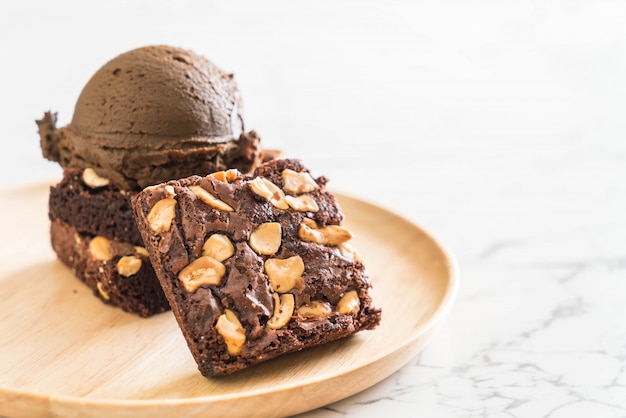 Brownies de chocolate con helado de chocolate