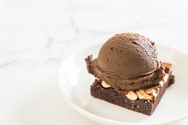 Brownies de chocolate con helado de chocolate