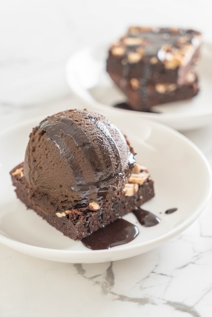 Brownies de chocolate con helado de chocolate