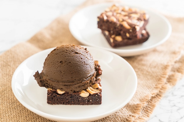 Brownies de chocolate con helado de chocolate