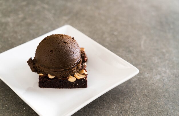 Brownies de chocolate con helado de chocolate