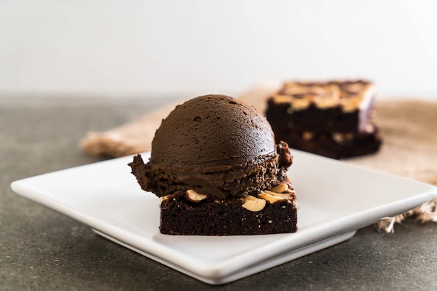 Brownies de chocolate con helado de chocolate