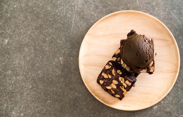 Brownies de chocolate con helado de chocolate