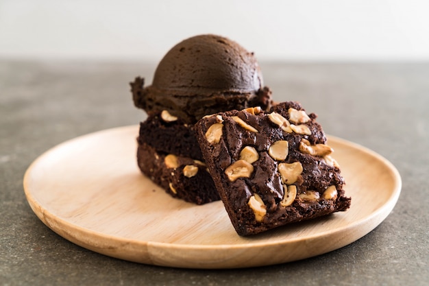 Brownies de chocolate con helado de chocolate