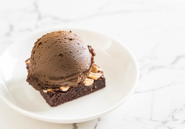 Brownies de chocolate con helado de chocolate