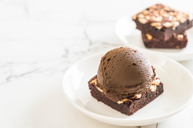 Brownies de chocolate con helado de chocolate