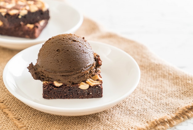 Brownies de chocolate con helado de chocolate