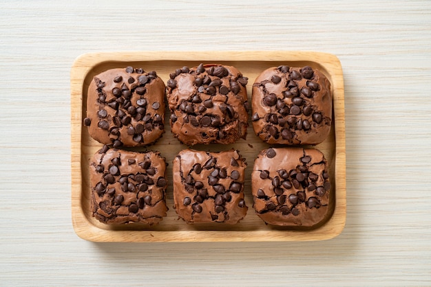 brownies de chocolate negro con chispas de chocolate encima