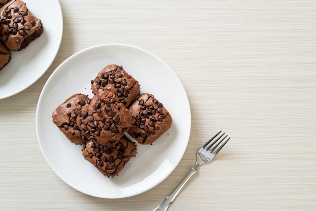 brownies de chocolate negro con chispas de chocolate encima