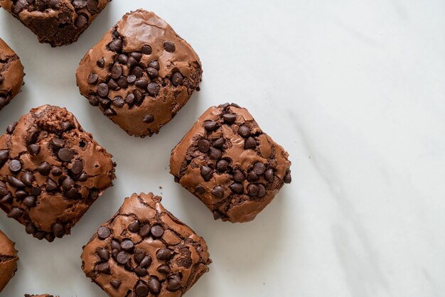 brownies de chocolate negro con chispas de chocolate encima