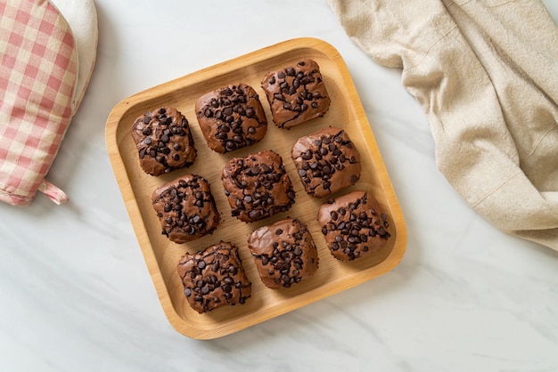 brownies de chocolate negro con chispas de chocolate encima