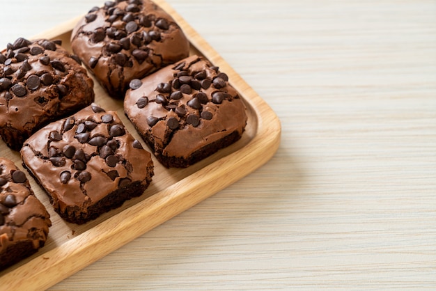 brownies de chocolate negro con chispas de chocolate encima