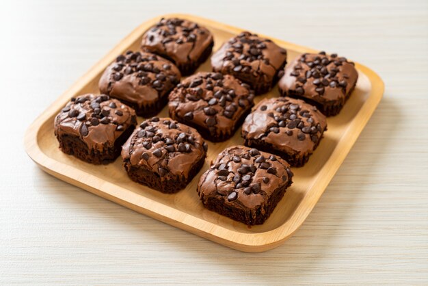 brownies de chocolate negro con chispas de chocolate encima