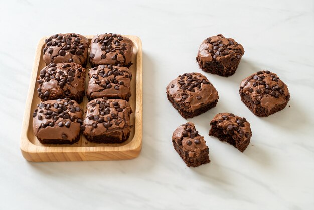 brownies de chocolate negro con chispas de chocolate encima