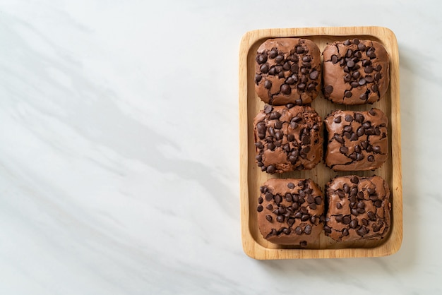 brownies de chocolate negro con chispas de chocolate encima