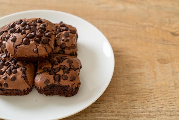 Brownies de chocolate negro cubiertos con chispas de chocolate