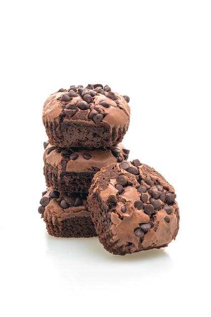 Brownies de chocolate oscuro coronados por chispas de chocolate aislado sobre fondo blanco.