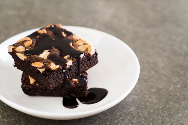 Brownies de chocolate con salsa de chocolate