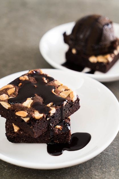 Brownies de chocolate con salsa de chocolate