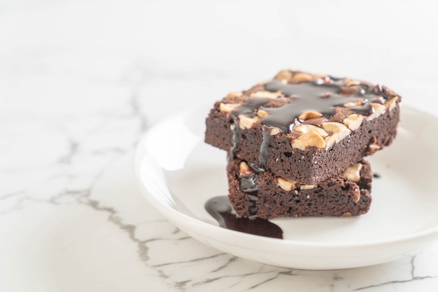 Brownies de chocolate con salsa de chocolate