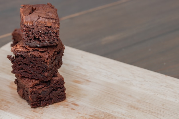 Brownies de chocolate tarta casera sobre mesa de madera