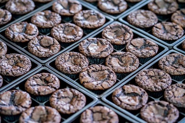 Brownies colocados en una bandeja