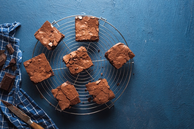 Brownies cuadrados en una rejilla para enfriar