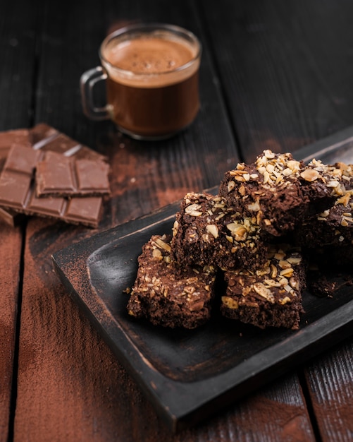 Foto brownies de alto ângulo com nozes e barras de chocolate