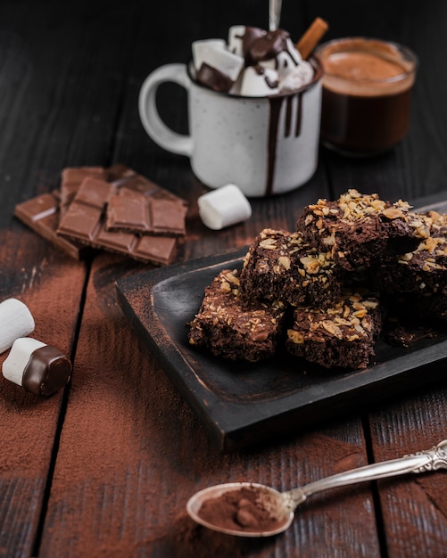 Foto brownies de alto ângulo com nozes e chocolate quente