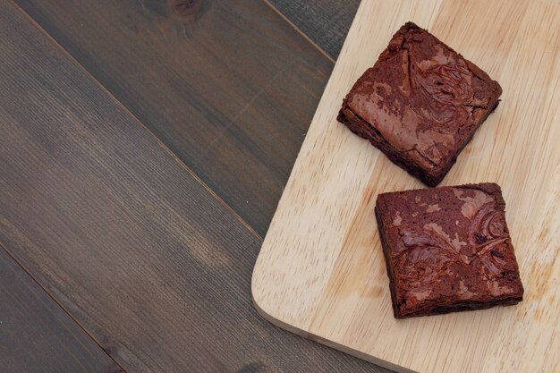 Brownies de bolo caseiro de chocolate na mesa de madeira