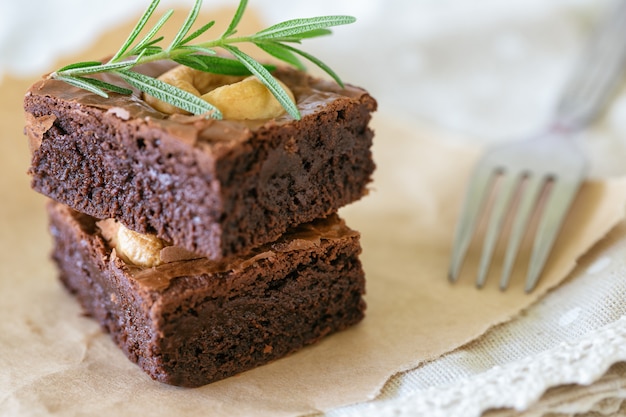 Brownies de chocolate amargo com cobertura de castanha de caju.