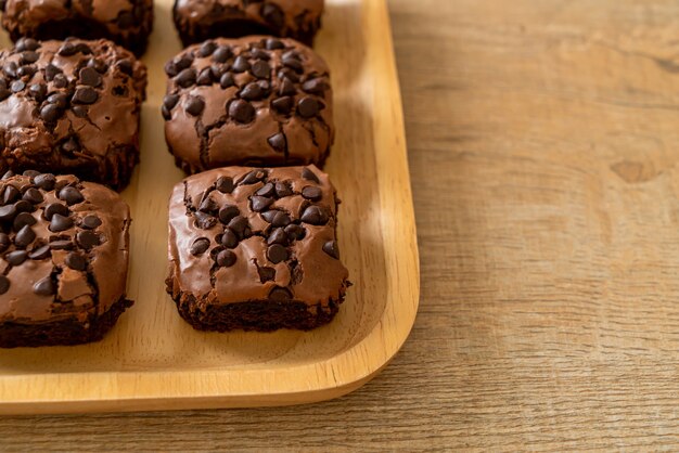 Brownies de chocolate amargo com gotas de chocolate por cima