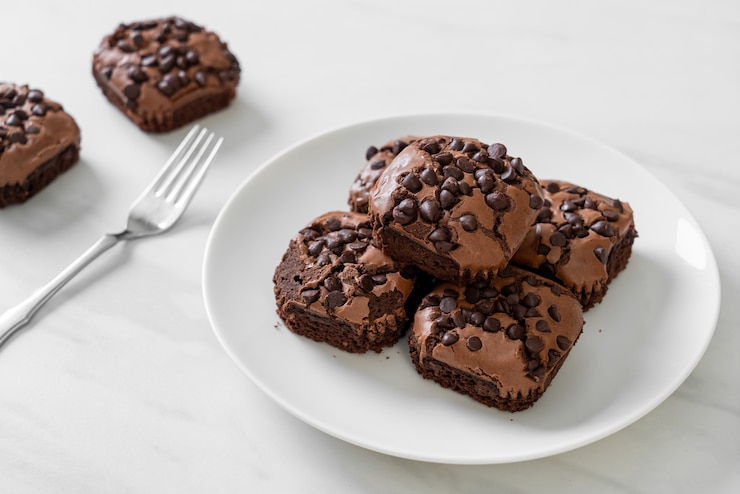 Foto brownies de chocolate amargo com gotas de chocolate por cima