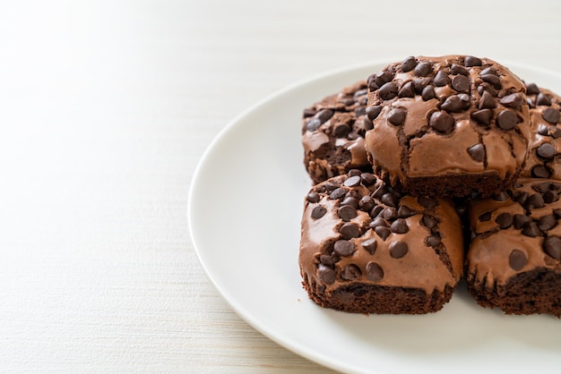 brownies de chocolate amargo com gotas de chocolate por cima