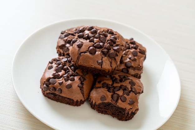 brownies de chocolate amargo com gotas de chocolate por cima