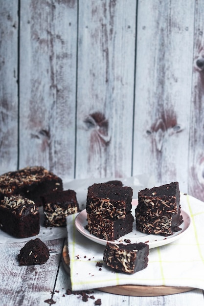 Brownies de chocolate caseiros com pedaços quadrados