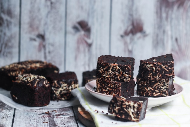 Brownies de chocolate caseiros com pedaços quadrados