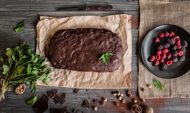 Brownies de chocolate caseiros na superfície escura.