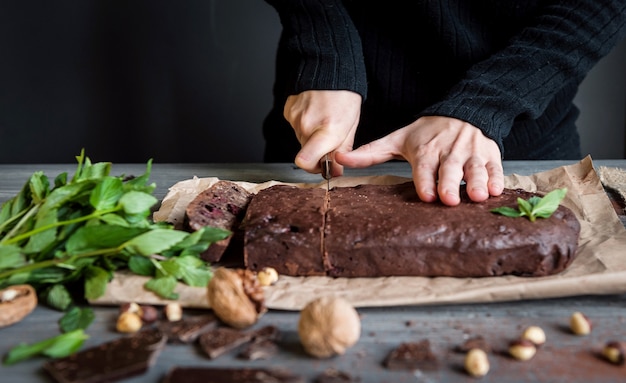 Brownies de chocolate caseiros na superfície escura.