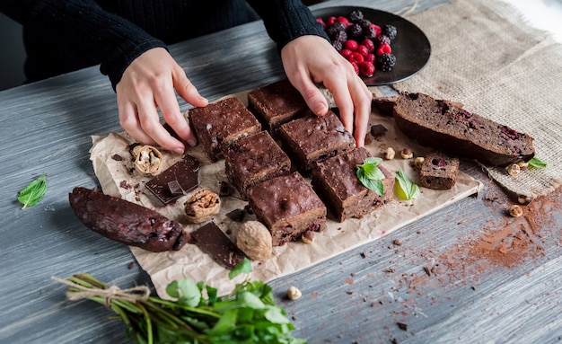 Brownies de chocolate caseiros na superfície escura.