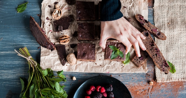 Brownies de chocolate caseiros na superfície escura.