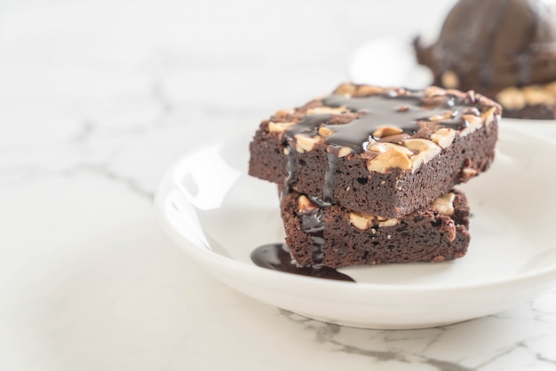 brownies de chocolate com calda de chocolate