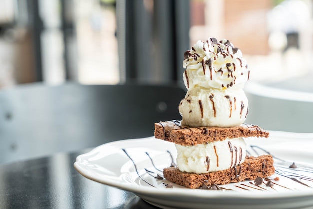 brownies de chocolate com gelado de baunilha